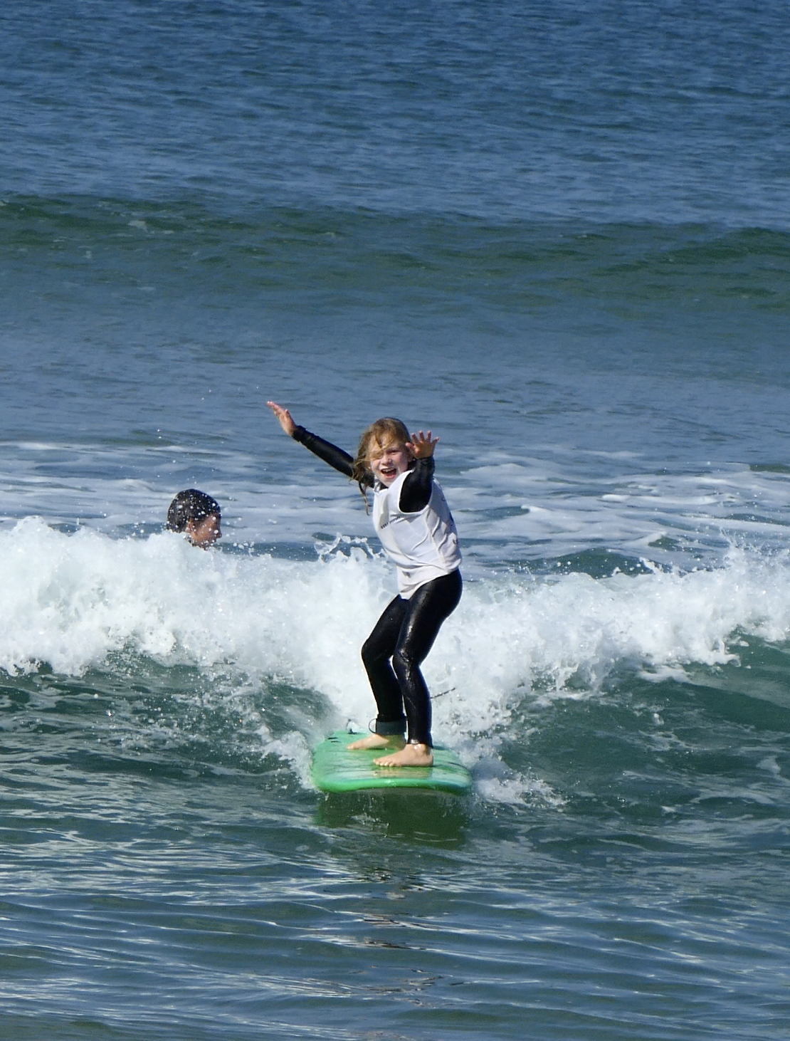 Un jeune surfeur en action grâce à notre école de surf a hossegor/capbreton